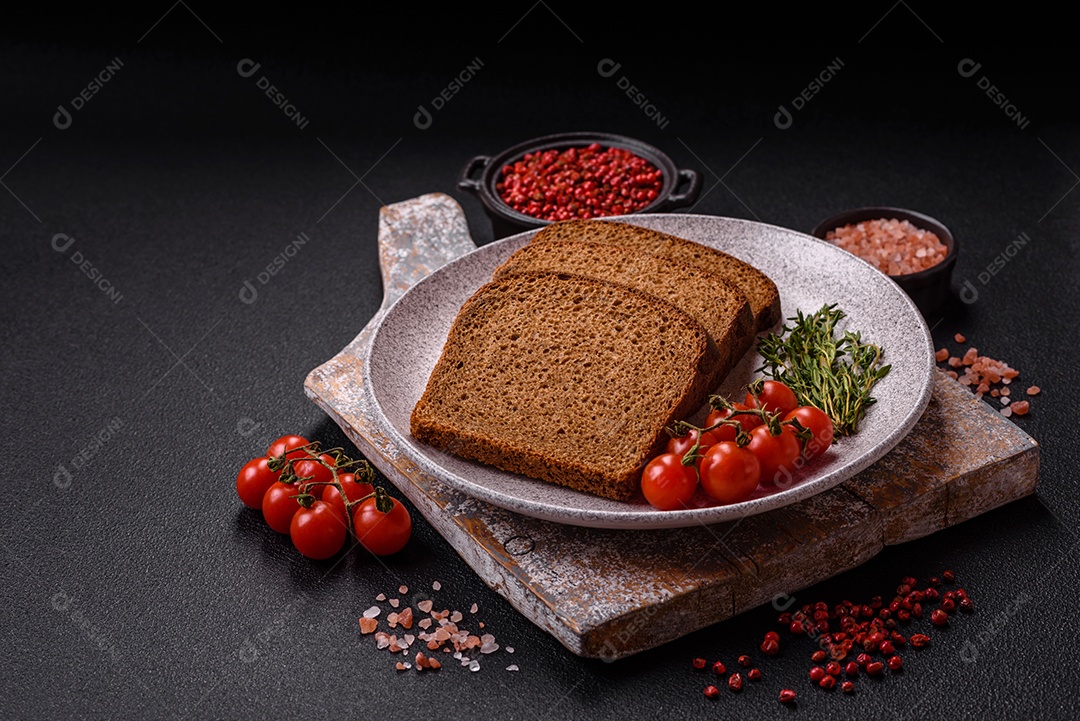 Fatias de pão em uma mesa de concreto