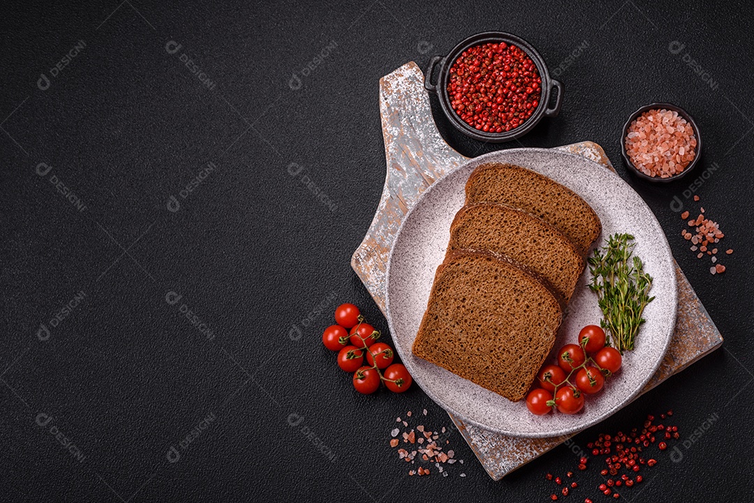 Fatias de pão em uma mesa de concreto