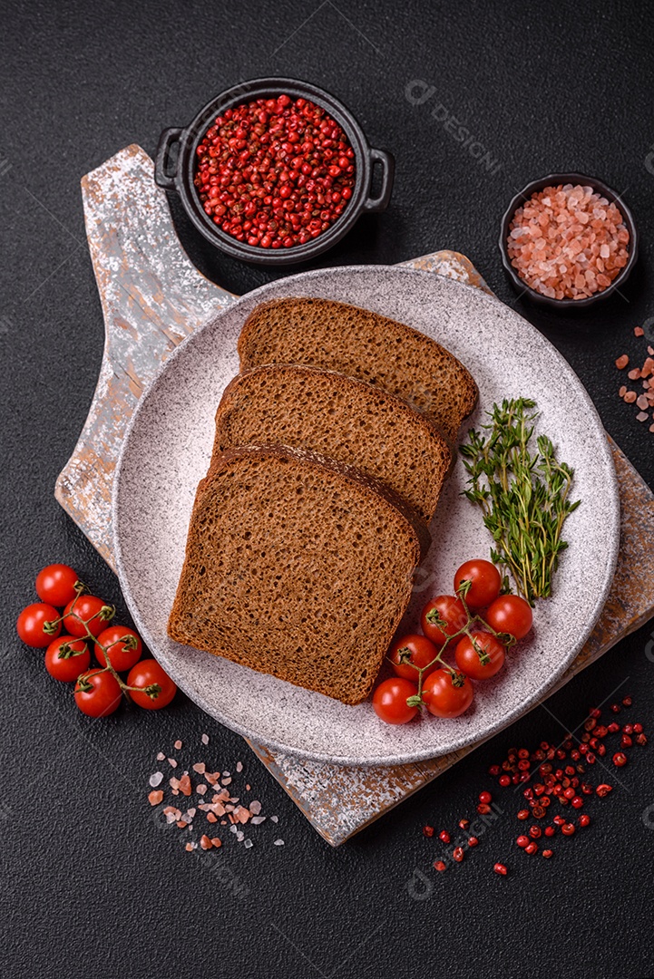Fatias de pão em uma mesa de concreto