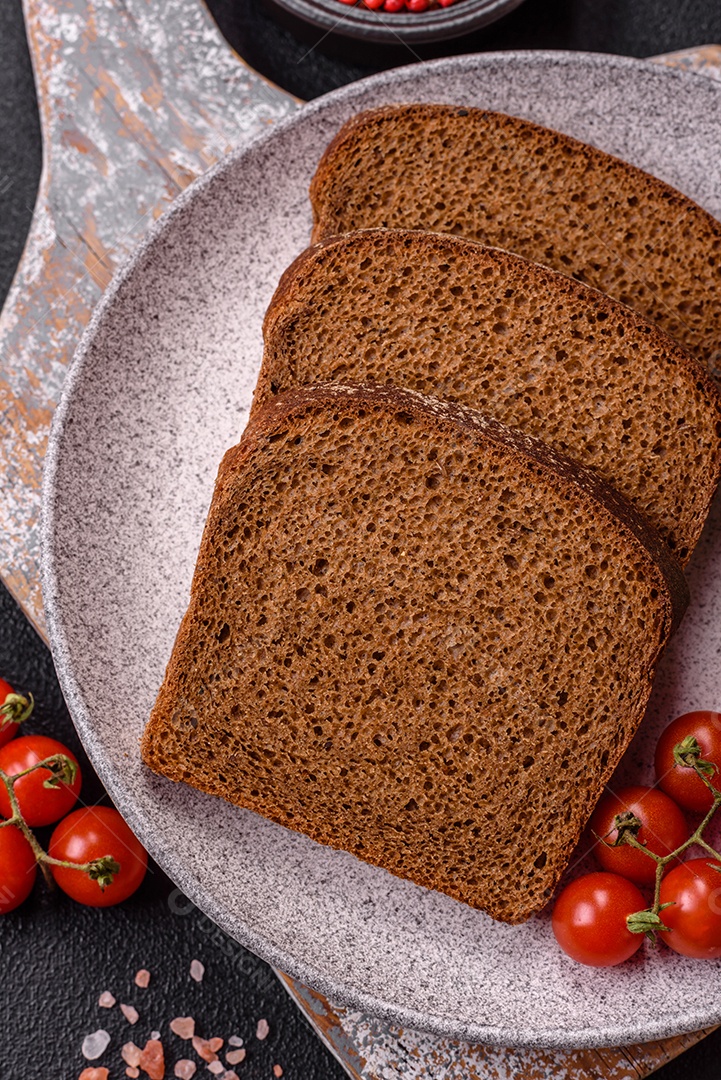 Fatias de pão em uma mesa de concreto