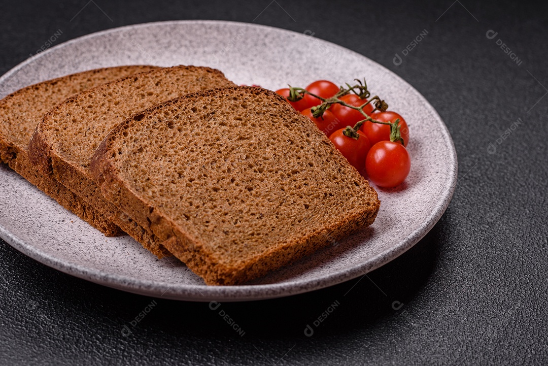 Fatias de pão em uma mesa de concreto