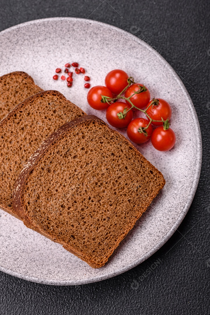 Fatias de pão em uma mesa de concreto