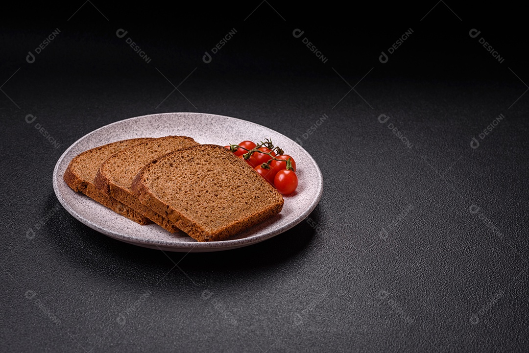 Fatias de pão em uma mesa de concreto