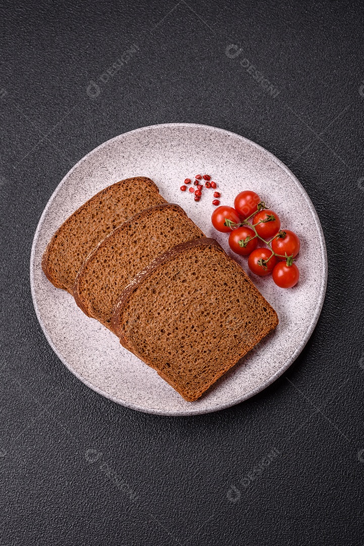 Fatias de pão em uma mesa de concreto