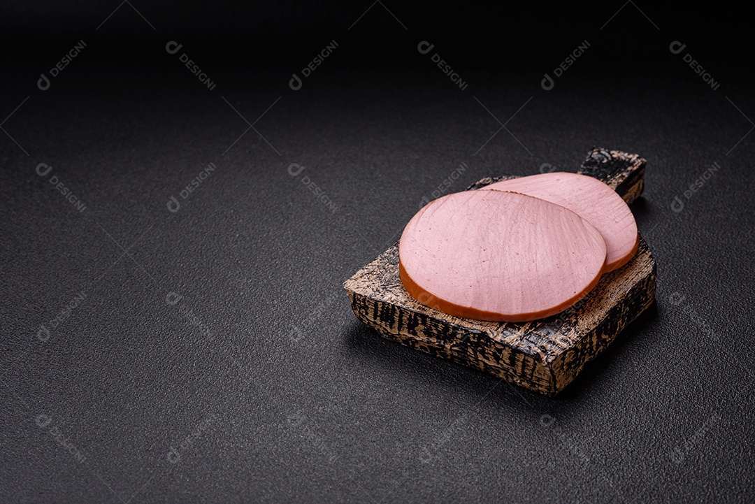 Presunto cortado em fatias quadradas para fazer deliciosos sanduíches nutritivos