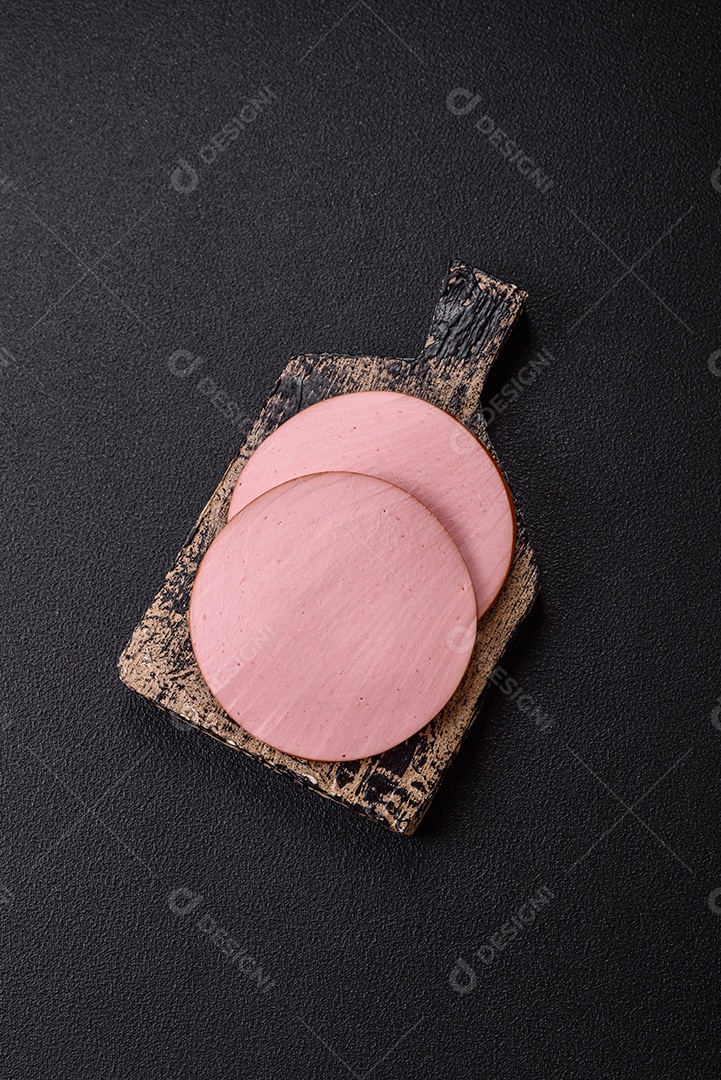 Presunto cortado em fatias quadradas para fazer deliciosos sanduíches nutritivos