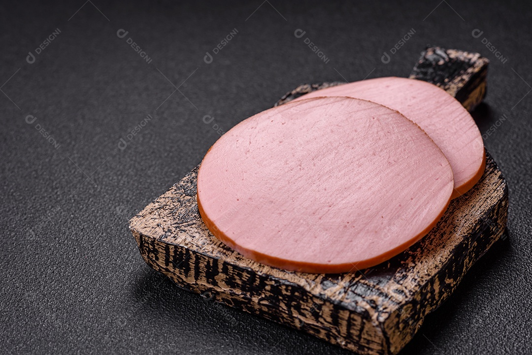 Presunto cortado em fatias quadradas para fazer deliciosos sanduíches nutritivos