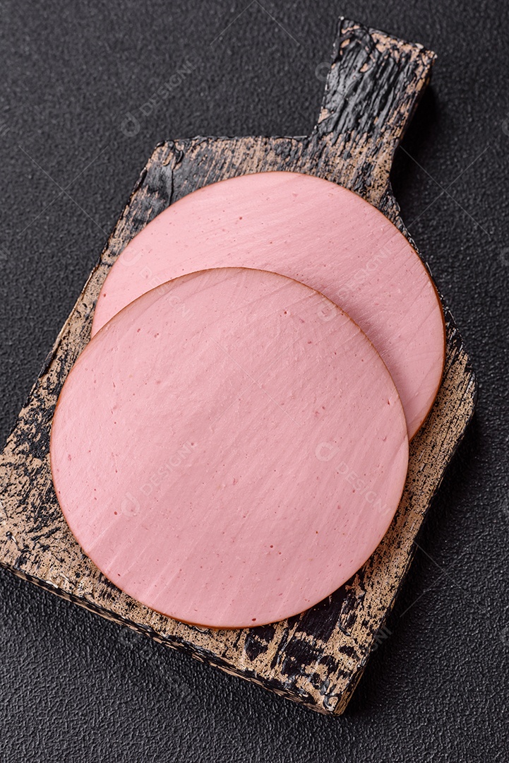 Presunto cortado em fatias quadradas para fazer deliciosos sanduíches nutritivos