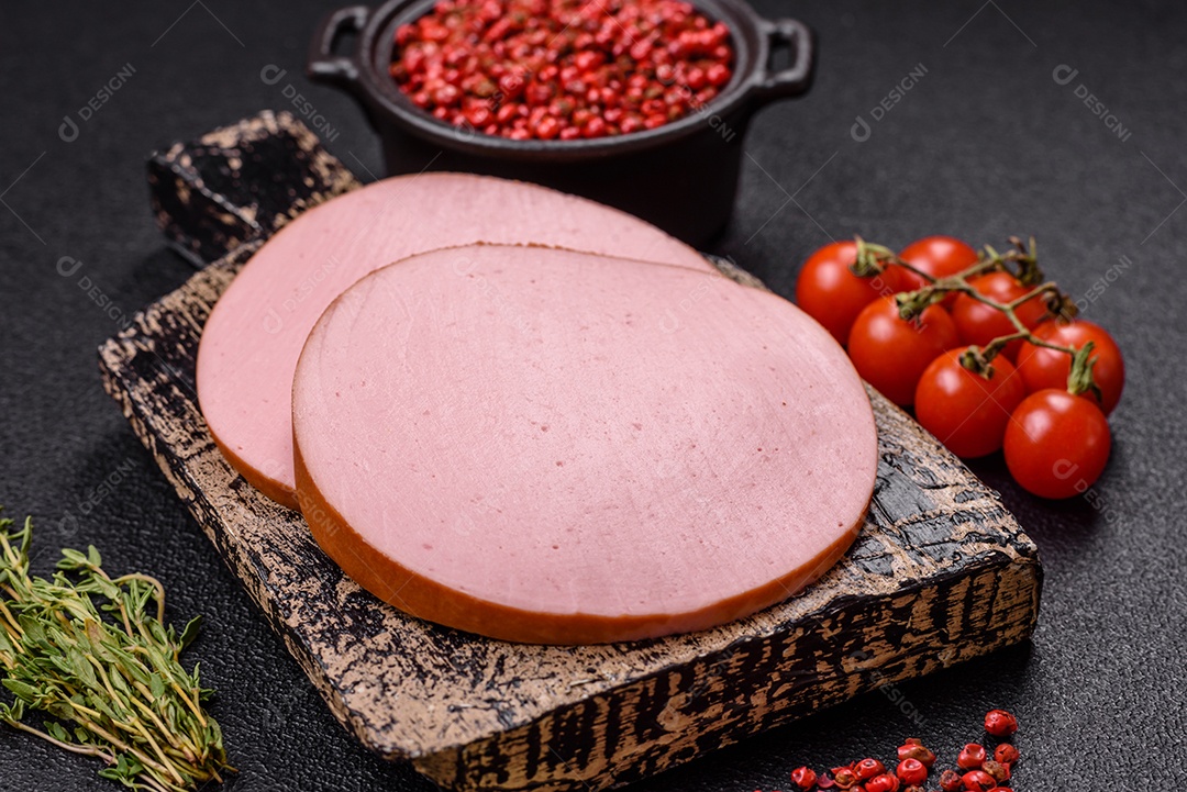 Presunto cortado em fatias quadradas para fazer deliciosos sanduíches nutritivos