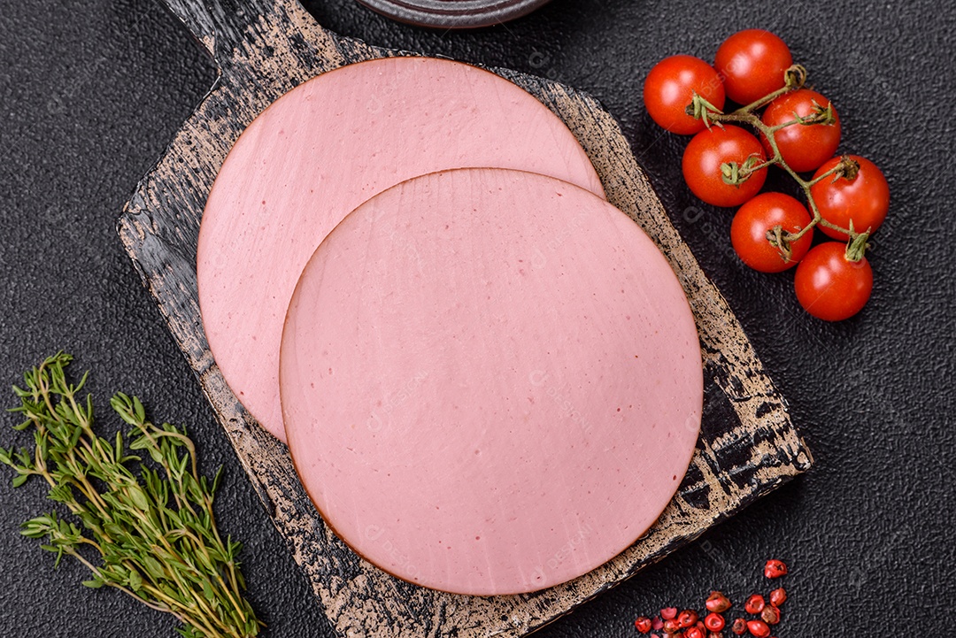 Presunto cortado em fatias quadradas para fazer deliciosos sanduíches nutritivos