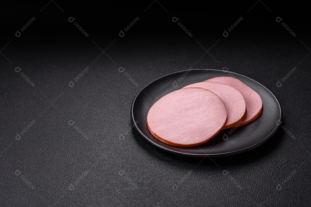 Presunto cortado em fatias quadradas para fazer deliciosos sanduíches nutritivos