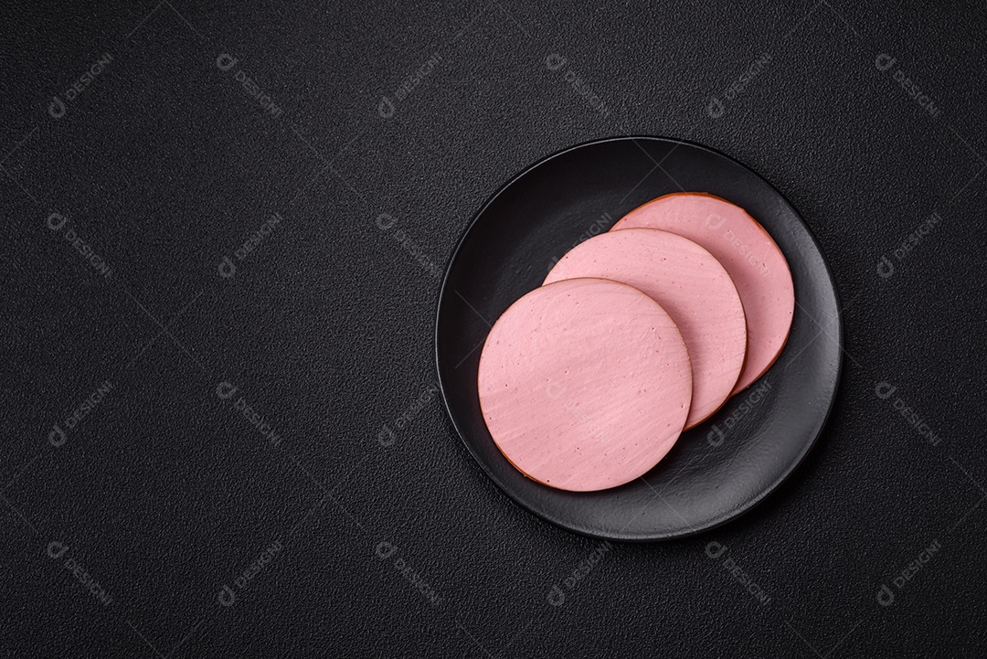 Presunto cortado em fatias quadradas para fazer deliciosos sanduíches nutritivos