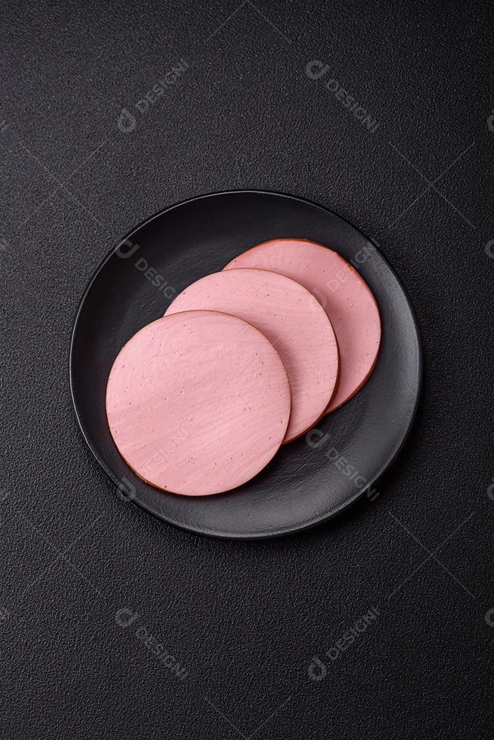 Presunto cortado em fatias quadradas para fazer deliciosos sanduíches nutritivos