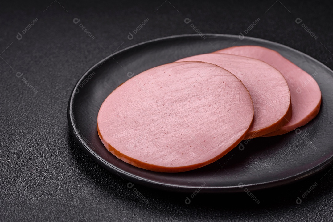 Presunto cortado em fatias quadradas para fazer deliciosos sanduíches nutritivos