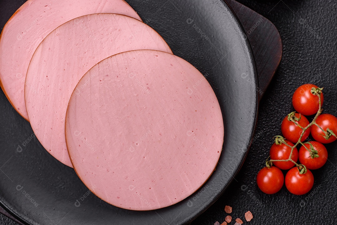 Presunto cortado em fatias quadradas para fazer deliciosos sanduíches nutritivos