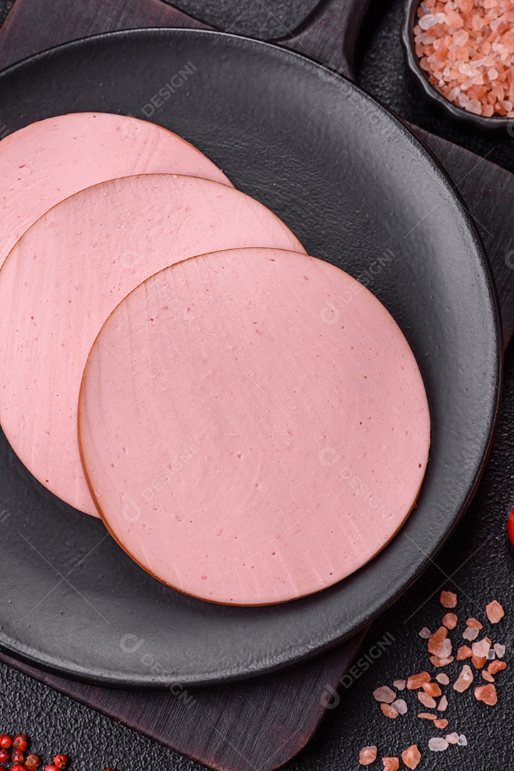 Presunto cortado em fatias quadradas para fazer deliciosos sanduíches nutritivos