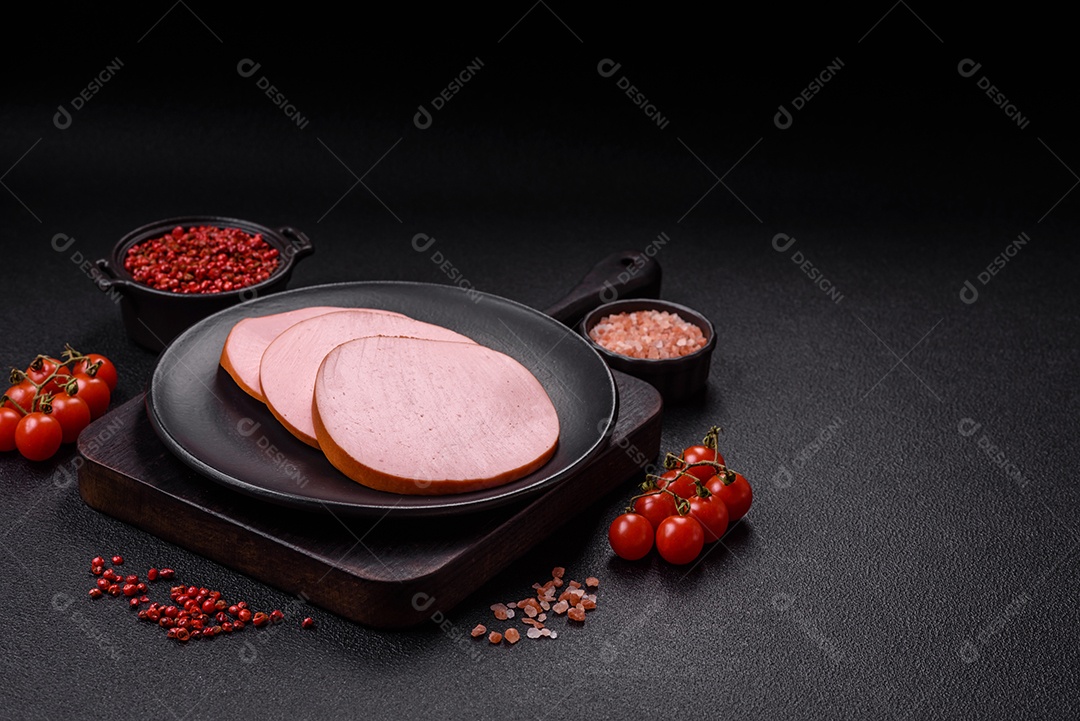 Presunto cortado em fatias quadradas para fazer deliciosos sanduíches nutritivos