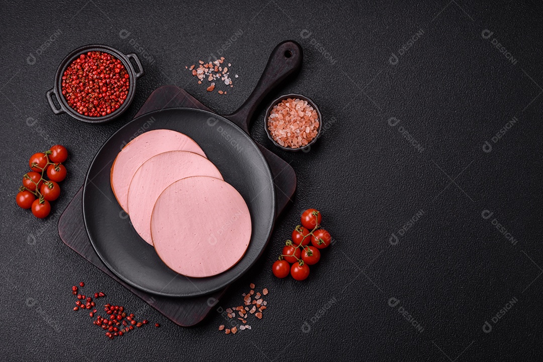 Presunto cortado em fatias quadradas para fazer deliciosos sanduíches nutritivos