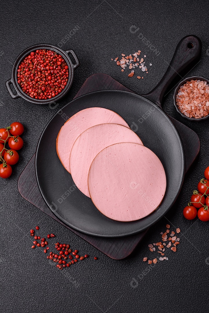 Presunto cortado em fatias quadradas para fazer deliciosos sanduíches nutritivos