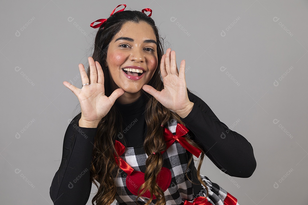 Linda mulher jovem garota celebrando festa juninas usando roupas típica de São João