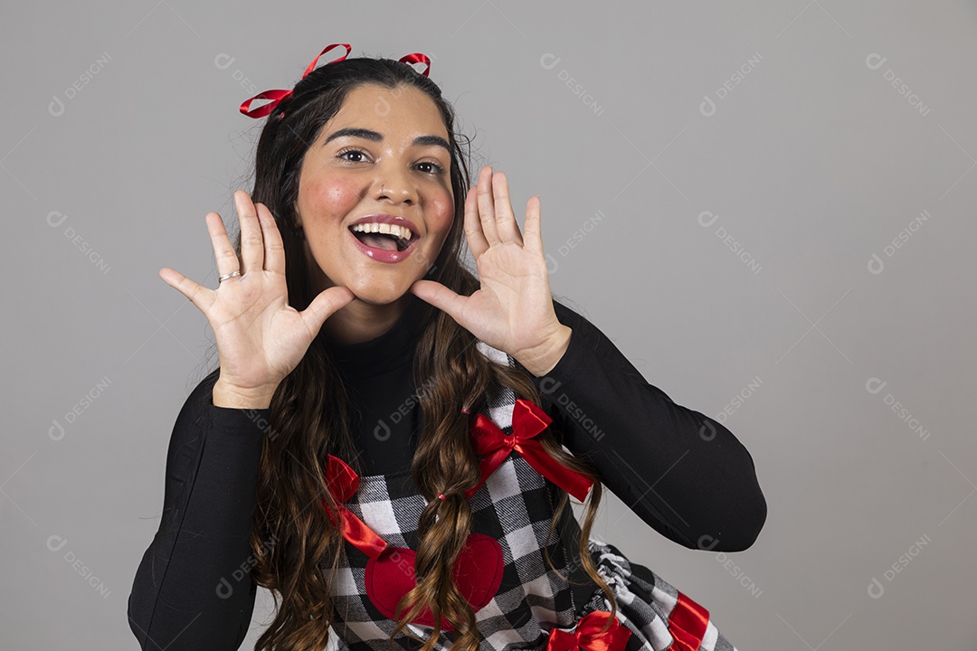 Linda mulher jovem garota celebrando festa juninas usando roupas típica de São João