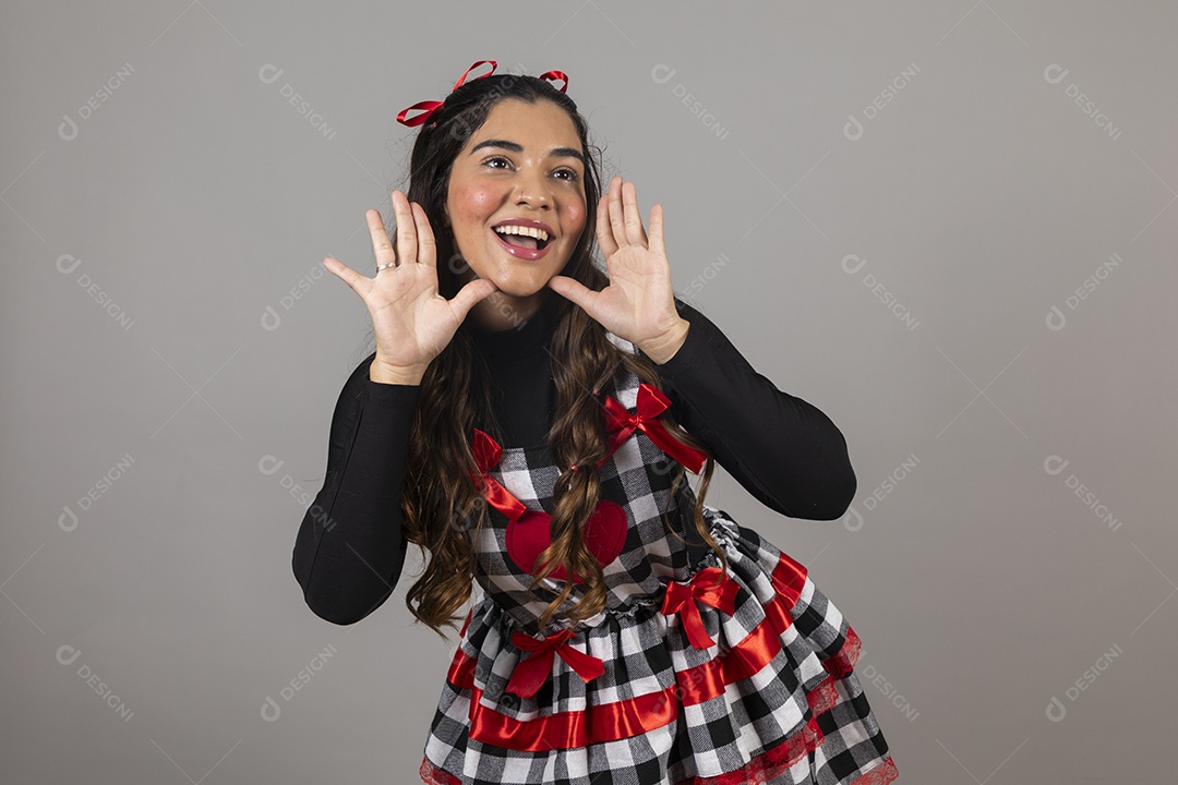 Linda mulher jovem garota celebrando festa juninas usando roupas típica de São João