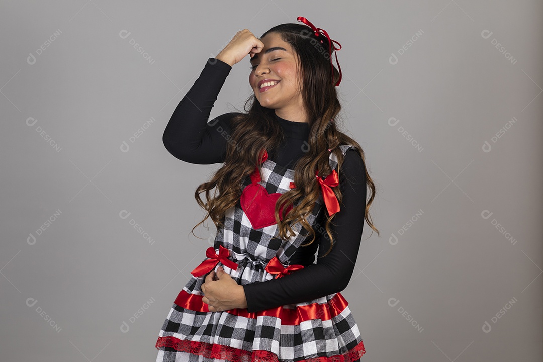 Linda mulher jovem garota celebrando festa juninas usando roupas típica de São João