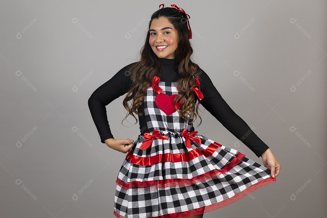 Linda mulher jovem garota celebrando festa juninas usando roupas típica de São João