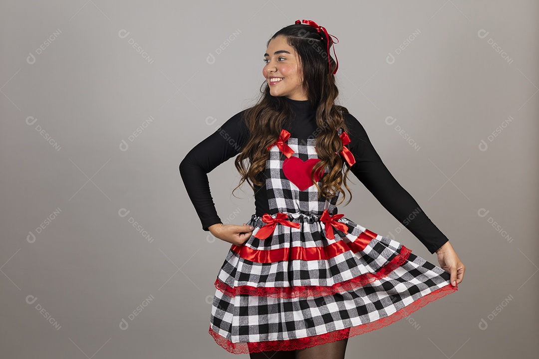 Linda mulher jovem garota celebrando festa juninas usando roupas típica de São João