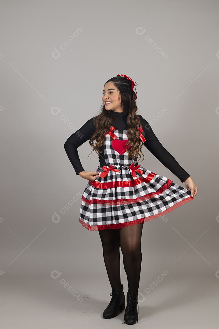 Linda mulher jovem garota celebrando festa juninas usando roupas típica de São João