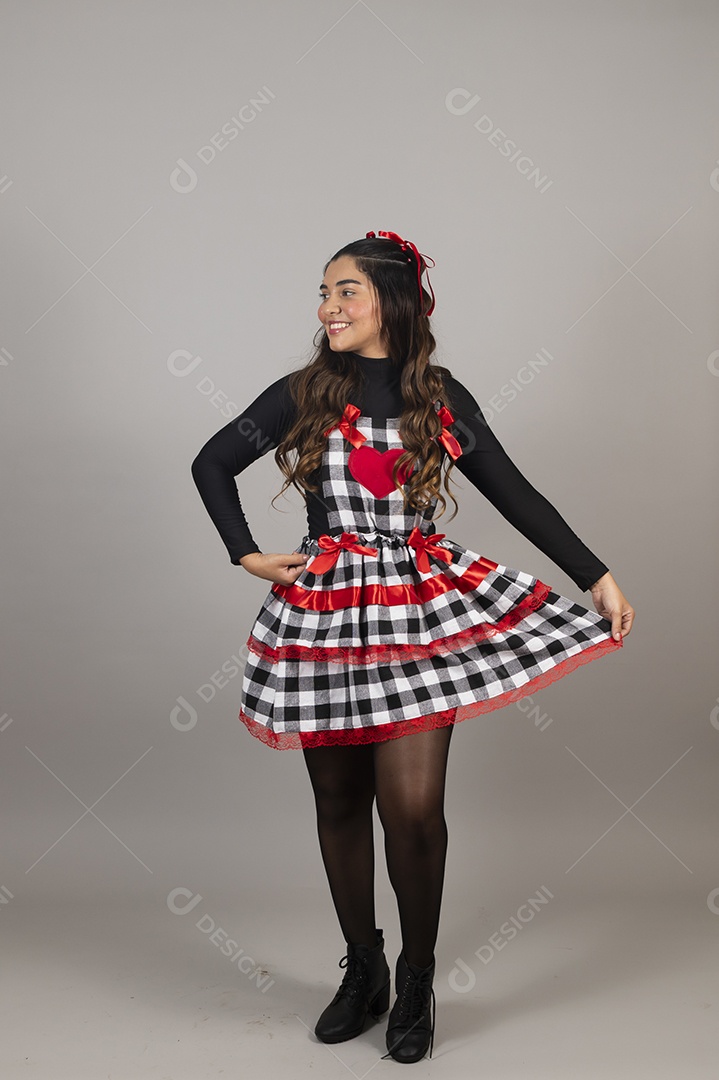 Linda mulher jovem garota celebrando festa juninas usando roupas típica de São João