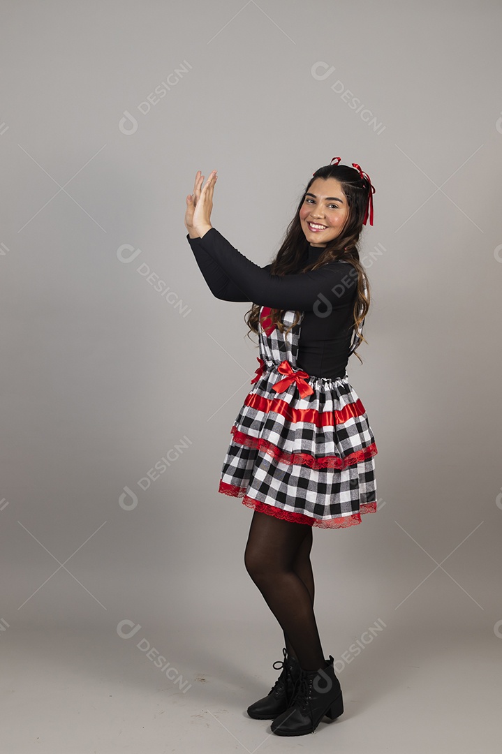 Linda mulher jovem garota celebrando festa juninas usando roupas típica de São João