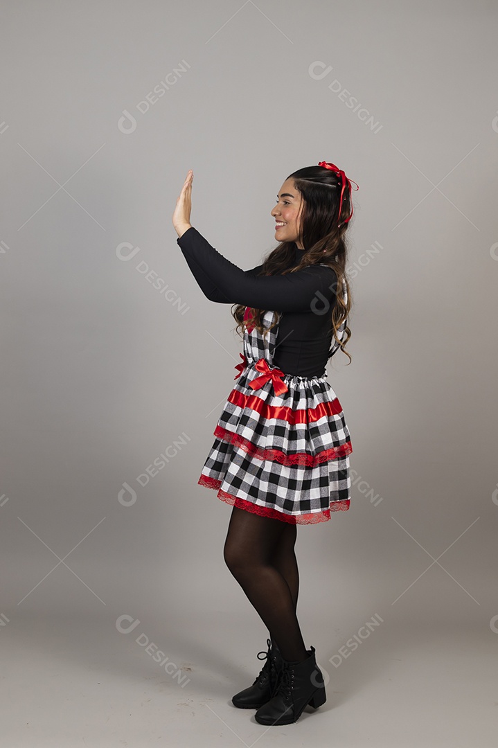 Linda mulher jovem garota celebrando festa juninas usando roupas típica de São João