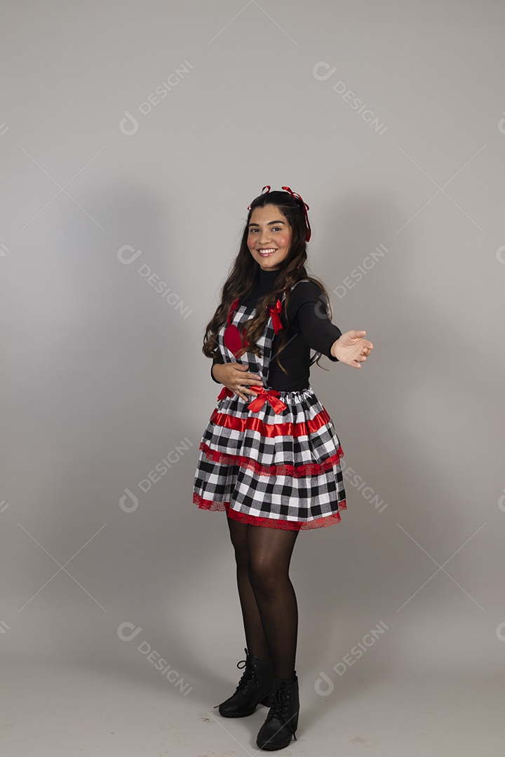 Linda mulher jovem garota celebrando festa juninas usando roupas típica de São João