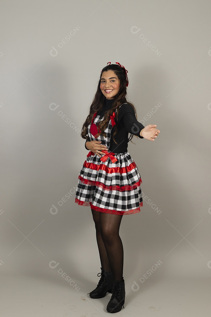 Linda mulher jovem garota celebrando festa juninas usando roupas típica de São João