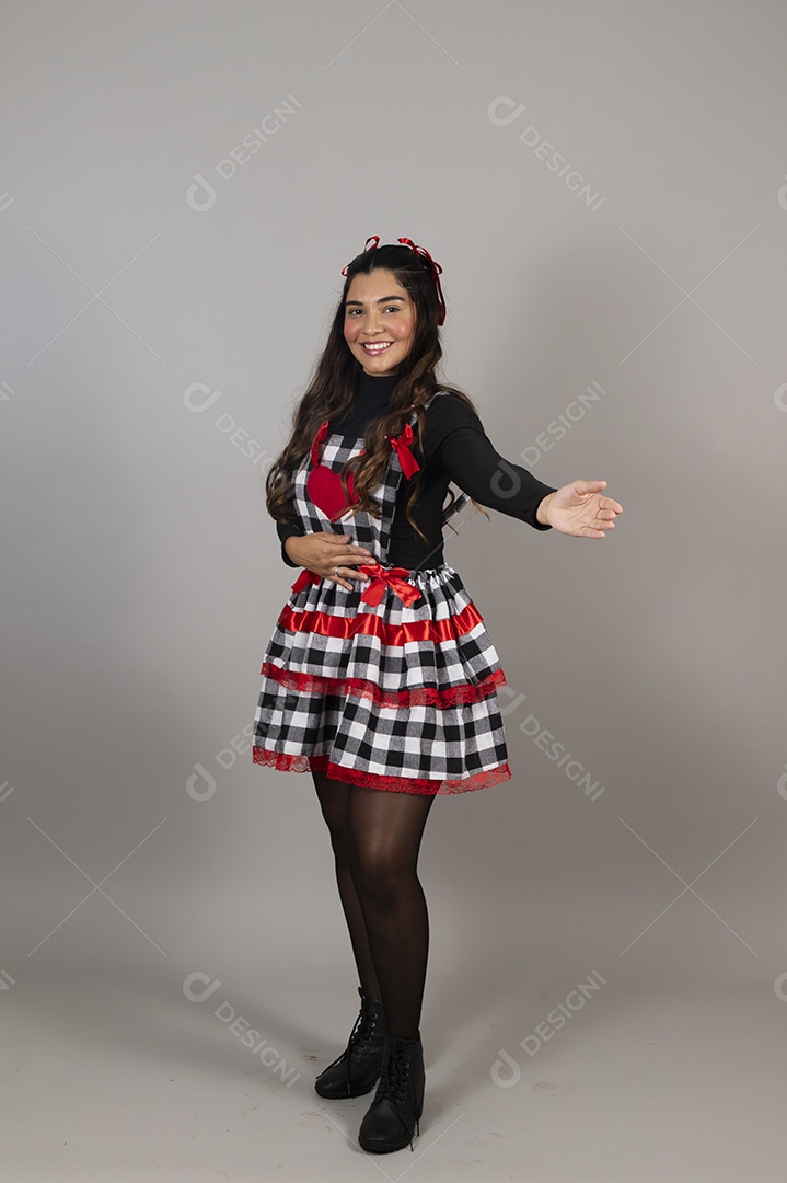 Linda mulher jovem garota celebrando festa juninas usando roupas típica de São João