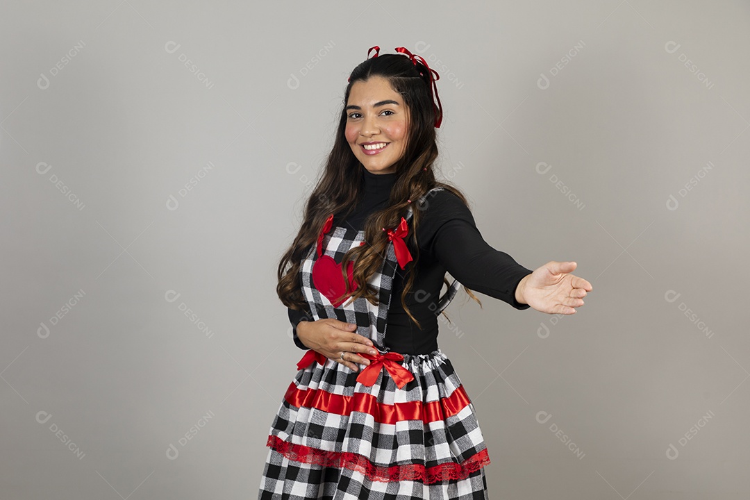 Linda mulher jovem garota celebrando festa juninas usando roupas típica de São João