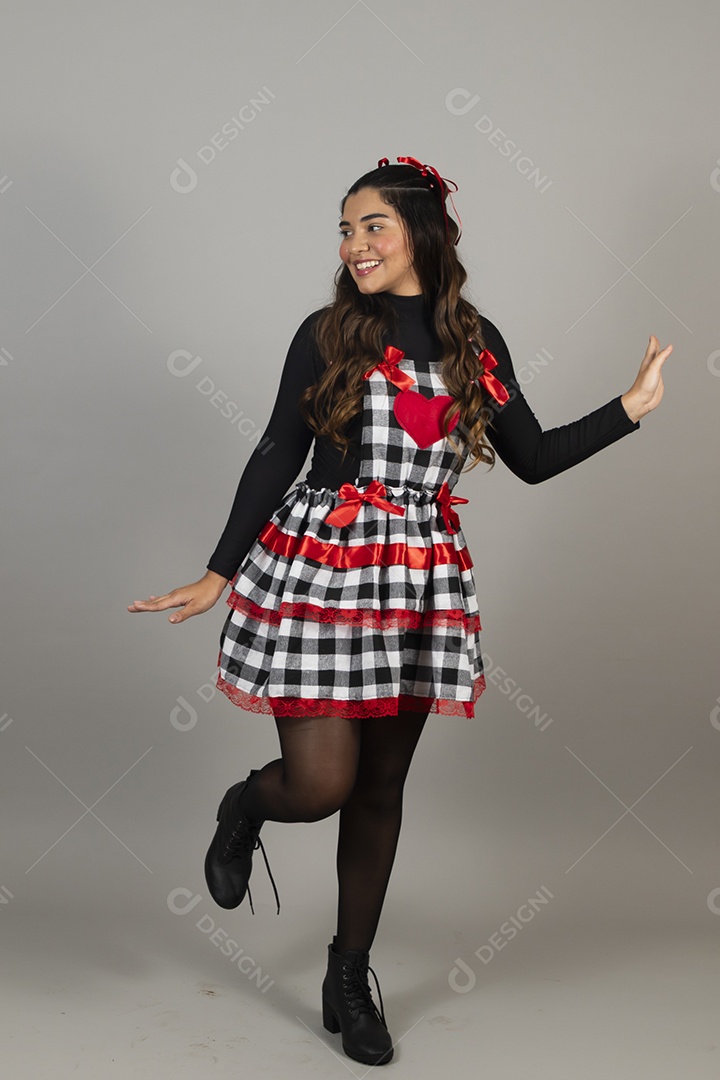 Linda mulher jovem garota celebrando festa juninas usando roupas típica de São João