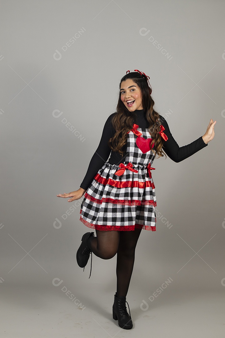Linda mulher jovem garota celebrando festa juninas usando roupas típica de São João