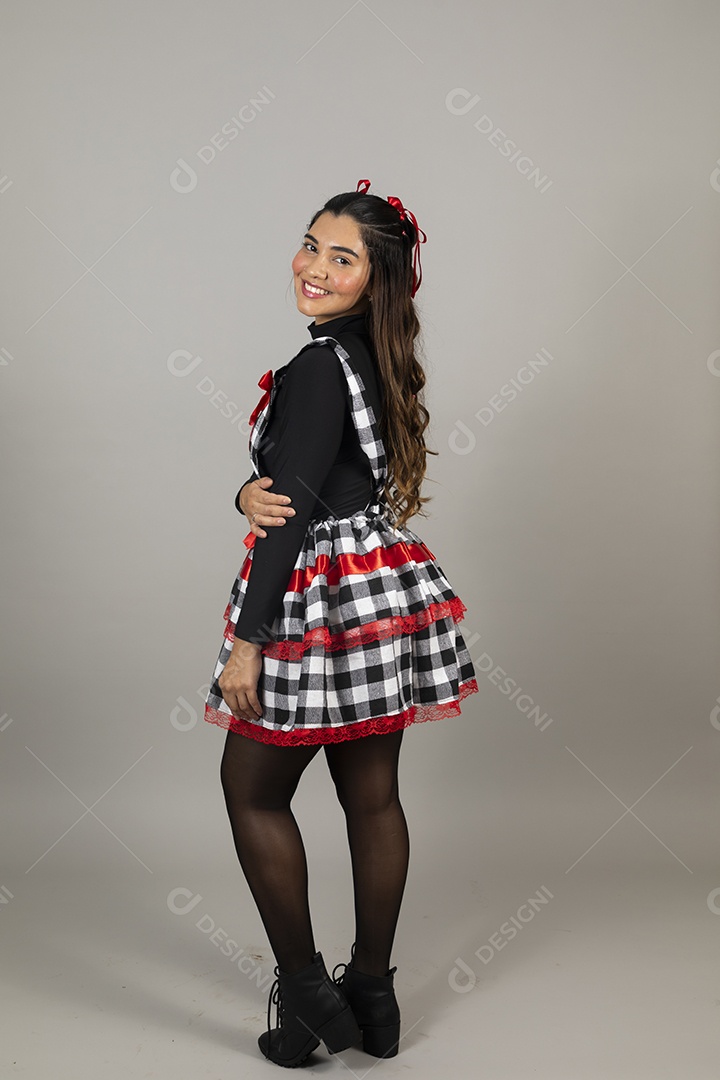 Linda mulher jovem garota celebrando festa juninas usando roupas típica de São João