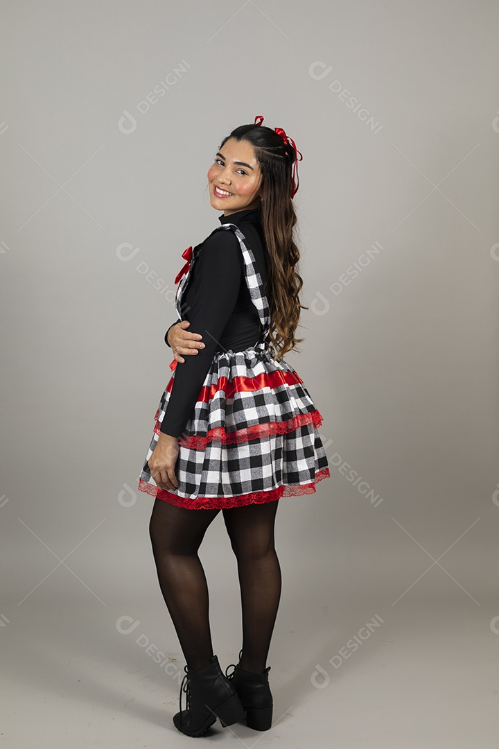 Linda mulher jovem garota celebrando festa juninas usando roupas típica de São João