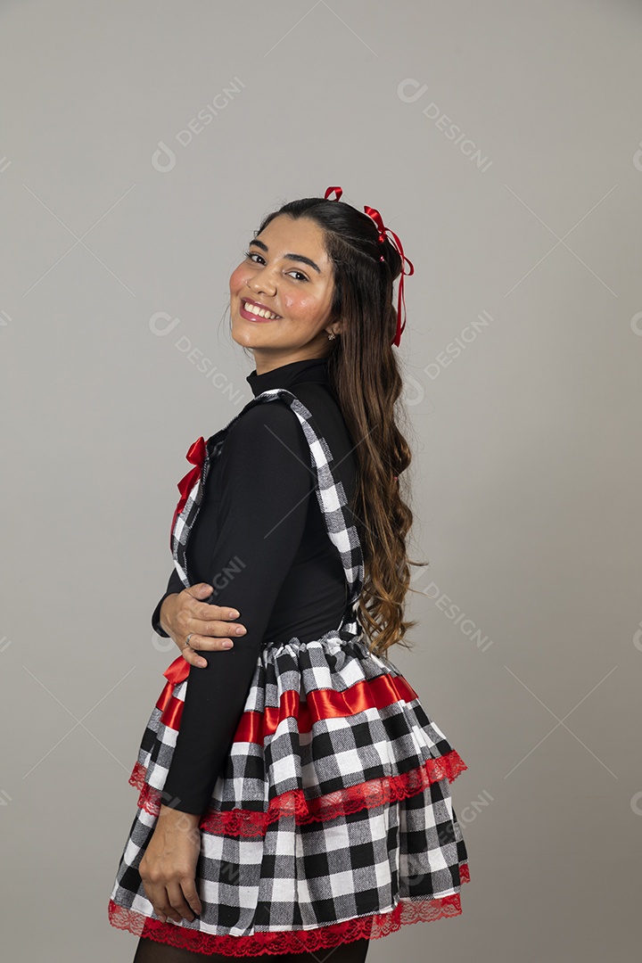 Linda mulher jovem garota celebrando festa juninas usando roupas típica de São João