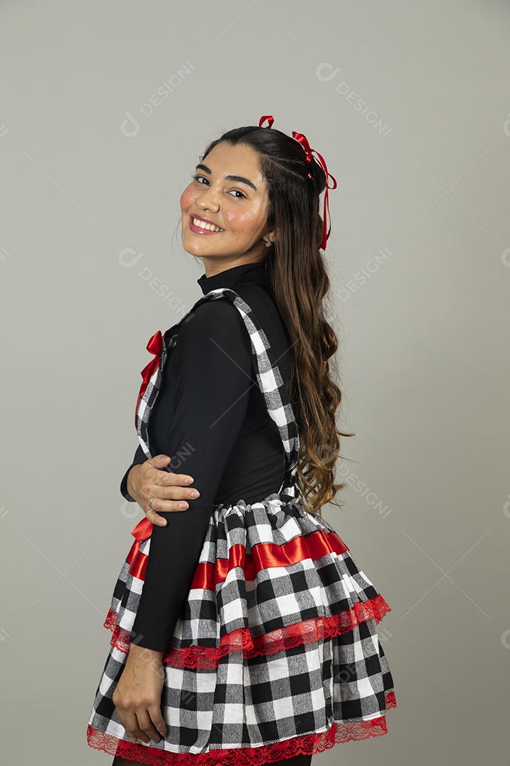 Linda mulher jovem garota celebrando festa juninas usando roupas típica de São João