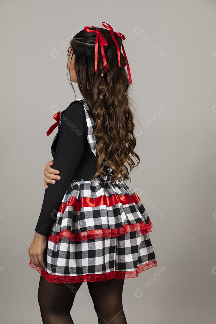 Linda mulher jovem garota celebrando festa juninas usando roupas típica de São João