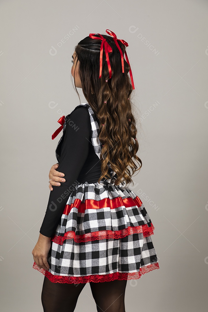 Linda mulher jovem garota celebrando festa juninas usando roupas típica de São João