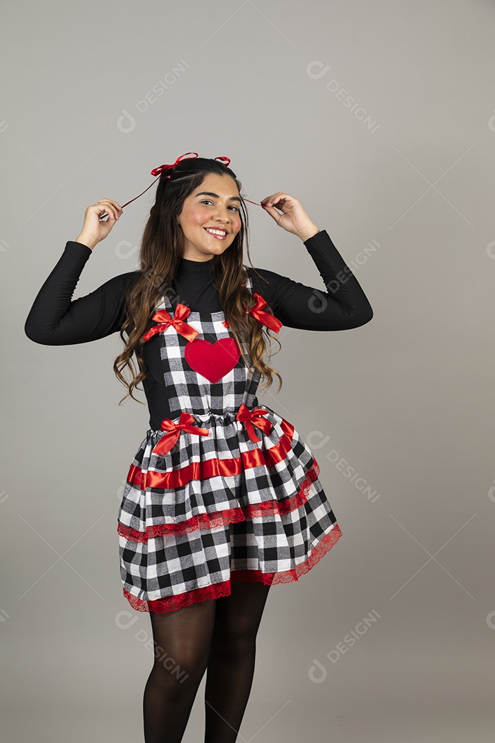 Linda mulher jovem garota celebrando festa juninas usando roupas típica de São João