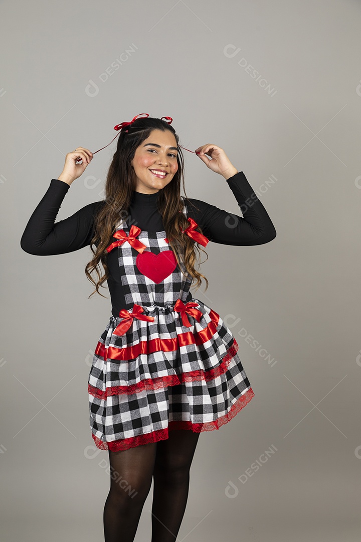 Linda mulher jovem garota celebrando festa juninas usando roupas típica de São João