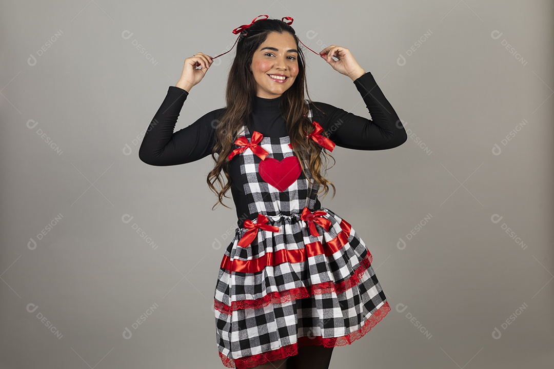 Linda mulher jovem garota celebrando festa juninas usando roupas típica de São João