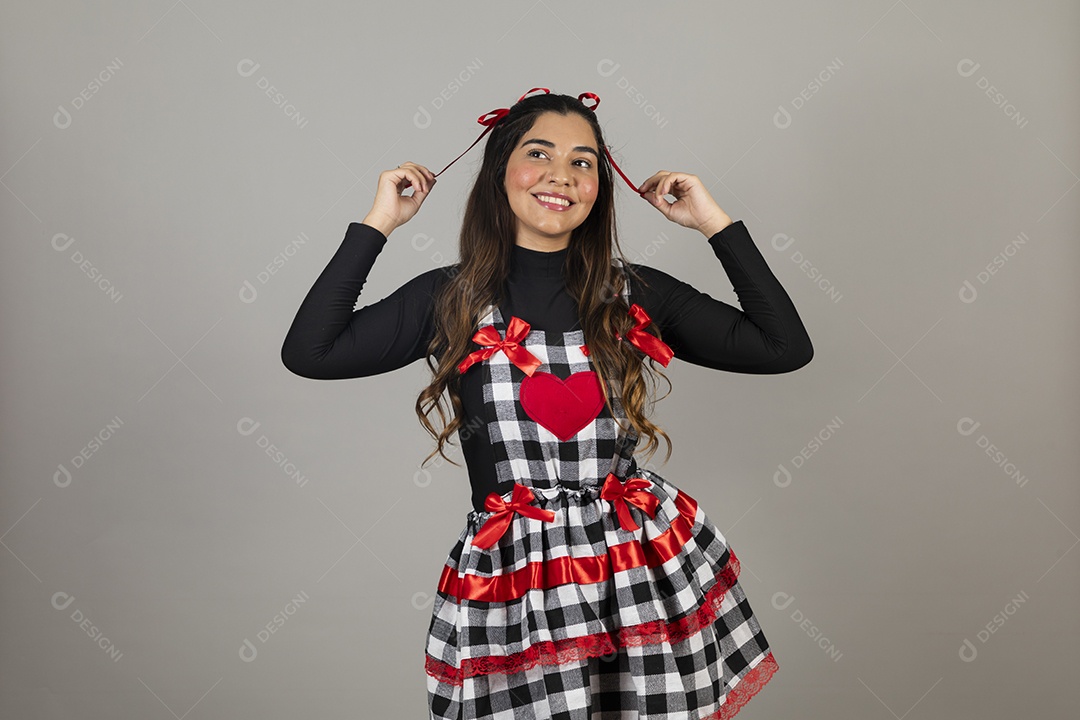 Linda mulher jovem garota celebrando festa juninas usando roupas típica de São João
