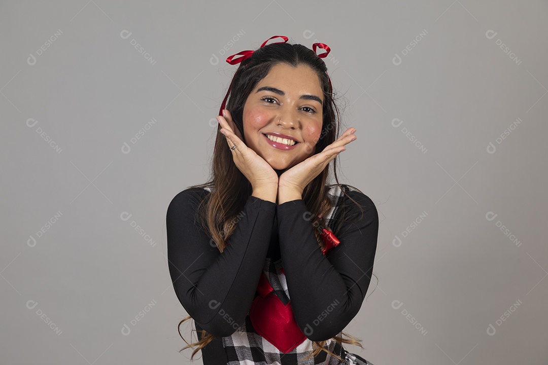 Linda mulher jovem garota celebrando festa juninas usando roupas típica de São João